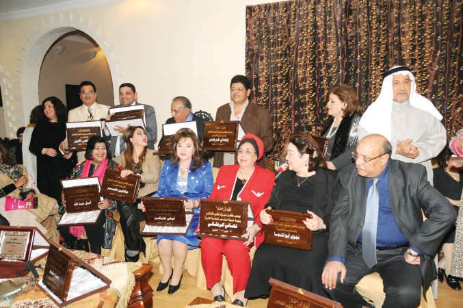 دروع تذكارية من نجلاء النقي للوفد المصري
