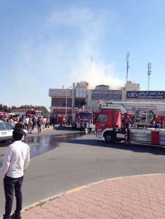 عربات الاطفاء تحيط بالمجمع بعد اخماد الحريق﻿