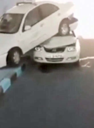 السياراتان قبل انزال المتسببة بالحادث﻿