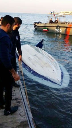 رجال الاطفاء وخفر السواحل خلال انتشال الطراد﻿