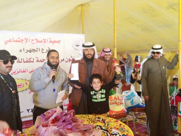 عبدالله العجمي يكرم احد الاطفال الفائزين