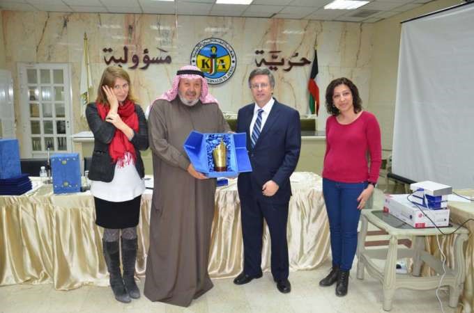 القناعي ودرع تذكارية للسفير الكندي 