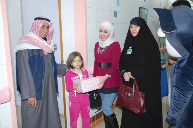 دخديجة المحميد ومختار اليرموك عبدالعزيز المشاري وتسليم هدية لطفلة