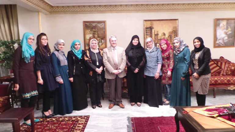 السفير العراقي محمد حسين بحر العلوم مستقبلا اعضاء الوفد