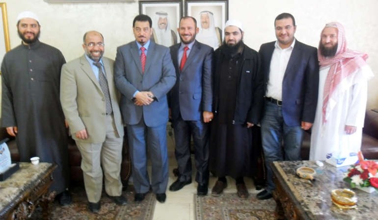 دحمد الدعيج خلال تسليمه التبرع