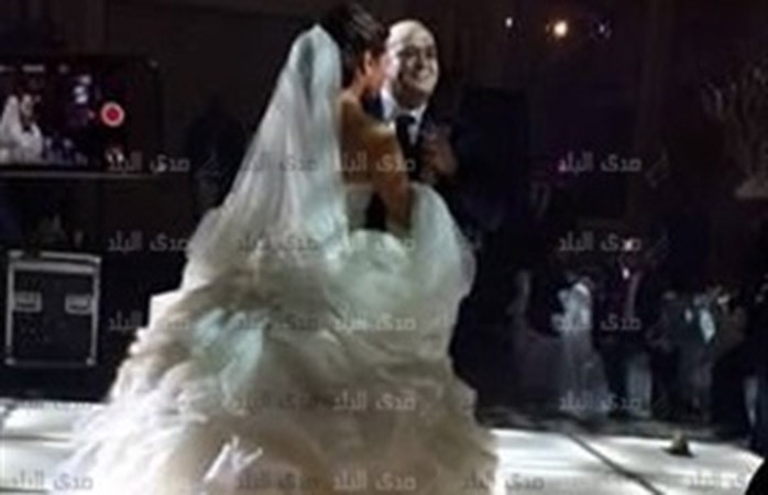 بالفيديو.. شاهد عماد أديب يرقص مع زوجته مروى في حفل زفافهما
