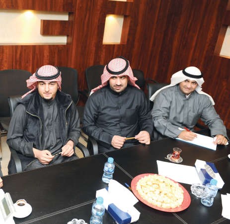 الزملاء دناصر الوقيت وبدر السهيل وسلطان العبدان يتابعون ردود الصانع على القراء