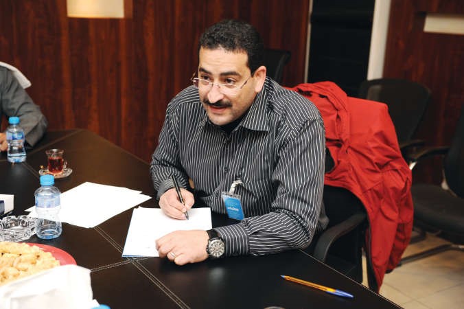 الزميل سامح عبدالحفيظ يدون ملاحظات الصانع 