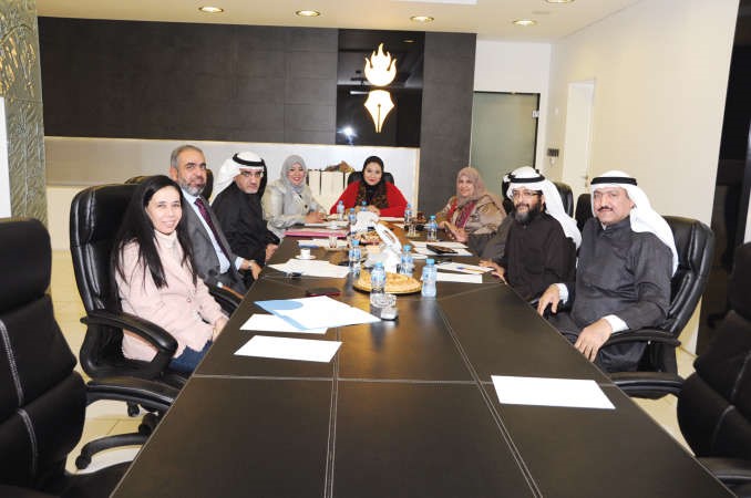 سكرتير تحرير الشؤون البرلمانية الزميل حسين الرمضان ورئيسة قسم المحليات الزميلة عفاف مختار والزميلة الاء خليفة مع ضيوف الندوة سالم الشمري