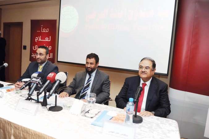دعادل العوضي ودمساعد السعيد ودحميد العنزي خلال اطلاق الحملة التوعوية حول مرض الروماتويد 