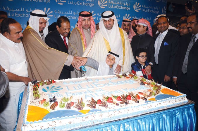 يوسف علي والشيخ عبدالله والشيخ نمر ودعبدالله المعتوق يقطعون كيكة الحفل ﻿
