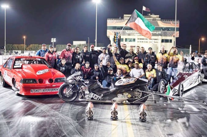 علم الكويت مرفوعا عاليا فوق الابطال في قطر ﻿