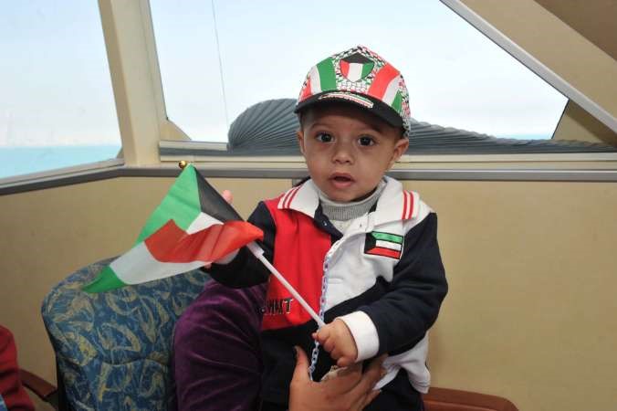 طفل يعبر عن فرحته