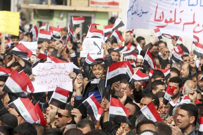 عراقيون يتظاهرون احتجاجا على قانون الامتيازات التقاعدية للنواب ومسؤولي الدولة بكربلاء امس رويترز