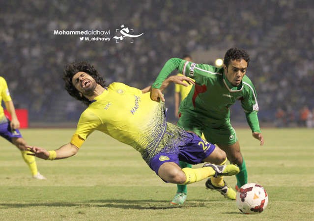 قائد النصر حسين عبدالغني يتعرض للعرقلة من مدافع الاتفاق موقع النصر