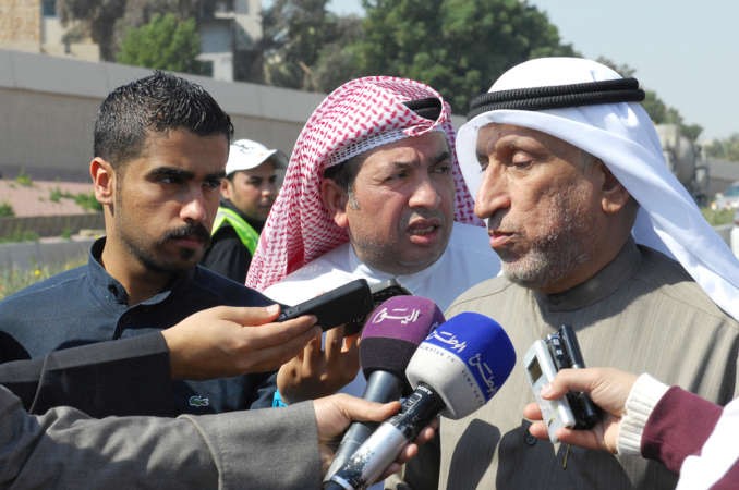 مابراهيم الانصاري متحدثا الى الصحافيين هاني عبدالله