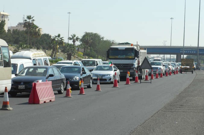 زحام مروري بسبب التعطيل الجزئي للطريق