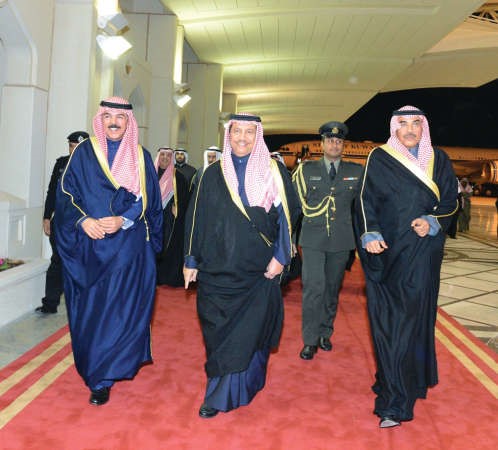 سمو الشيخ جابر المبارك لدى عودته الى ارض الوطن وفي استقباله الشيخ صباح الخالد والشيخ محمد الخالد﻿