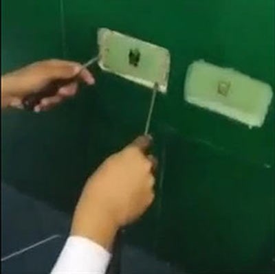 بالفيديو..  العثور على كاميرا مخبأة داخل غرفة لتبديل الملابس في السعودية
