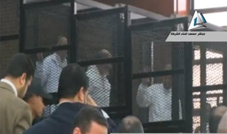 فيديو.. البلتاجي يهتف من داخل القفص: ارحل يا سيسي مرسي هو رئيسي