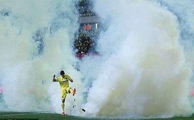 بالفيديو.. قنبلة غاز مسيل للدموع تتسبب في إيقاف مباراة في الدوري الإسباني