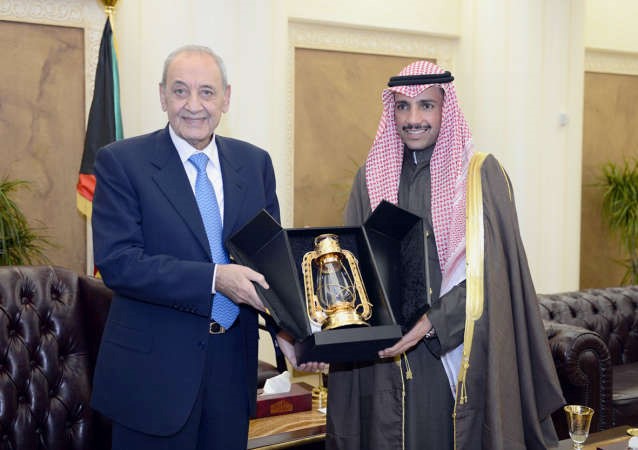 الغانم يسلم بري هدية تذكارية