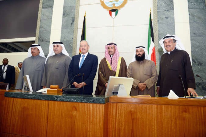 الغانم وبري يتوسطان كامل العوضي وسعود الحريجي وعبدالله التميمي ومبارك الحريص في قاعة المجلس