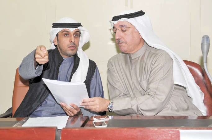 رئيس شركة الصفاة للاستثمار عبدالله التركيت يسار مترئسا عمومية الشركة امس 