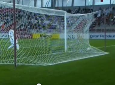 بالفيديو .. صاروخ لاعب لخويا القطري يمزق شباك نادي الكويت .. وفنيو المباراة يربطون خيوط المرمى!