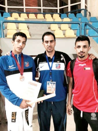 علي المرشاد مقلدا بالميدالية 