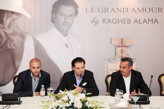 الفنان راغب علامة وعماد ابوشنب وعبدالعزيز ابوشنب خلال المؤتمر الصحافي﻿