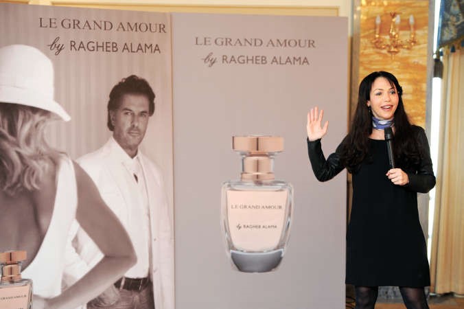 مريم بن شيخ تشرح مزايا العطر الجديد﻿