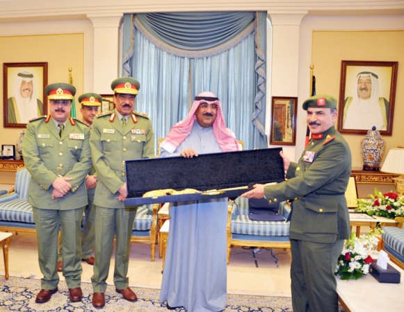 الشيخ مشعل الاحمد يقدم هدية تذكارية الى اللواء الركن محمد بن عبدالعزيز ال خليفة