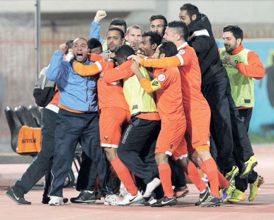 فرحة عارمة للجهازين الاداري والفني واللاعبين في كاظمة بعد هدف الفوز في مرمى النصر 	الازرقكوم﻿