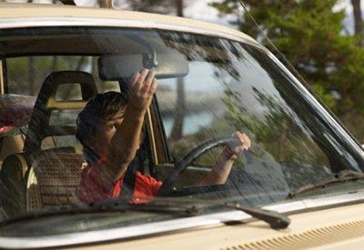 طفل نرويجي يصطحب شقيقته في سيارة والديهما ويدعي أنه قزم نسي الرخصة