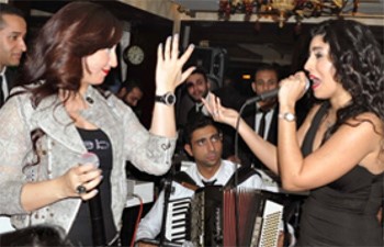 بالصور.. آيتن عامر ترقص مع بوسي احتفالا بعيد الحب