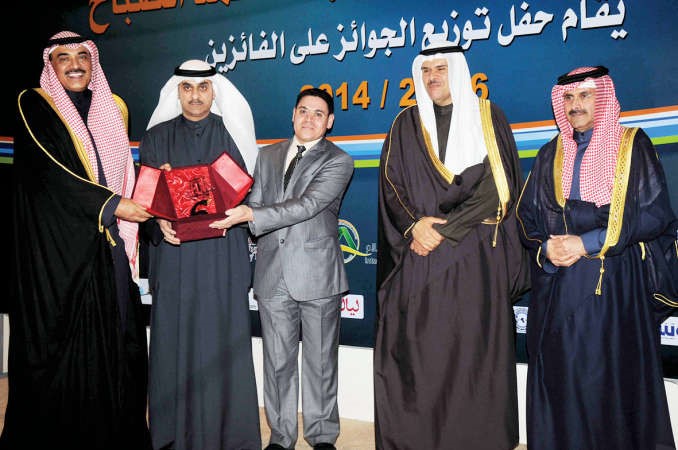 الشيخ صباح الخالد مكرما الزميل مسعد حسني بحضور الشيخ سلمان الحمود والشيخ مبارك الدعيج وايمن العلي﻿