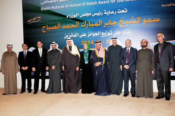 صورة مع اعضاء اللجنة العليا للجائزة ولجنة التحكيم﻿
