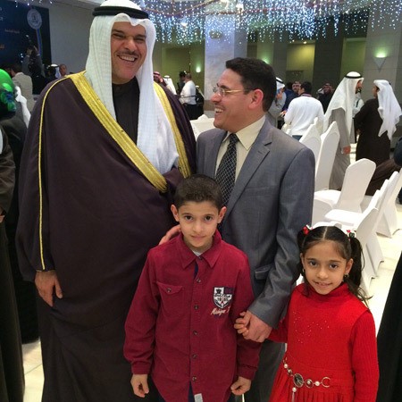 حديث باسم بين الشيخ سلمان الحمود والزميل مسعد حسني ويبدو نجلاه احمد ورحمة