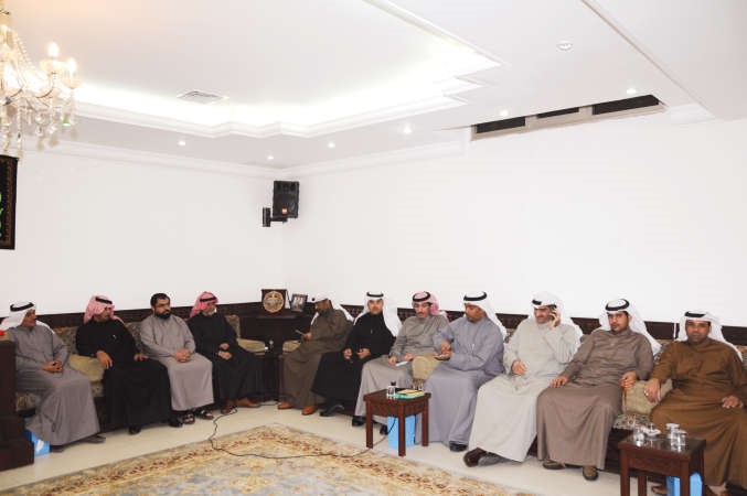 رواد ديوانية مبارك النجادة في منطقة عبد الله المبارك ويبدو الزميل عبدالله الراكان انور الكندري