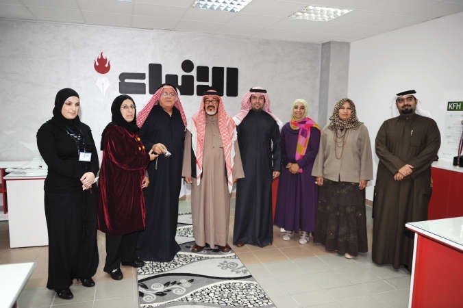 مستشار الادارة العامة الزميل يوسف عبدالرحمن متوسطا ضيفي الندوة وبعض الزملاء﻿