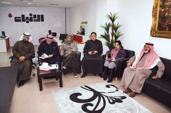 مستشار الادارة العامة الزميل يوسف عبدالرحمن وبعض حضور الندوة يتابعون﻿