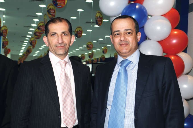 المدير العام رائد بشير ونائب المدير العام اسماعيل الحوراني في صورة تذكارية