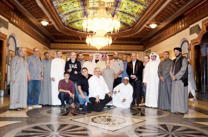 امين صندوق جمعية الصحافيين الزميل عدنان الراشد متوسطا المشاركين في رحلة العمرة ﻿