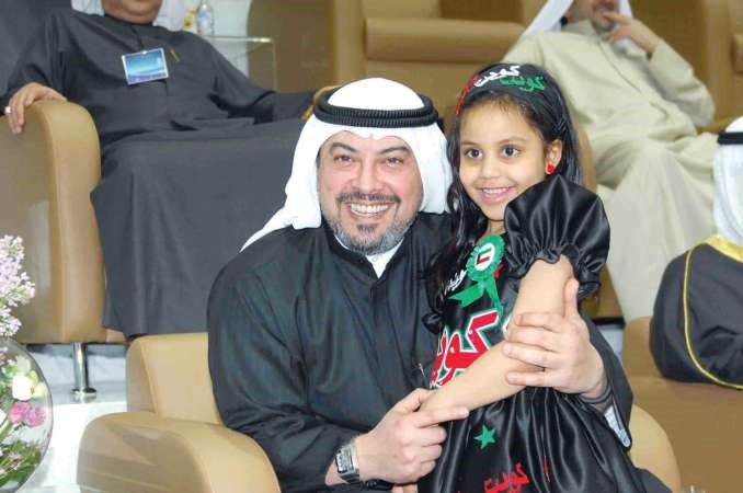 الشيخ طلال الفهد في احتضان ابوي مع احدى االزهرات