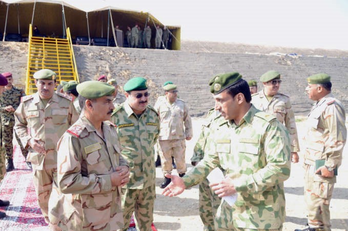 اللواء الركن محمد بن عبدالعزيز ال خليفة يستمع الى شرح حول معكسر كاظمة