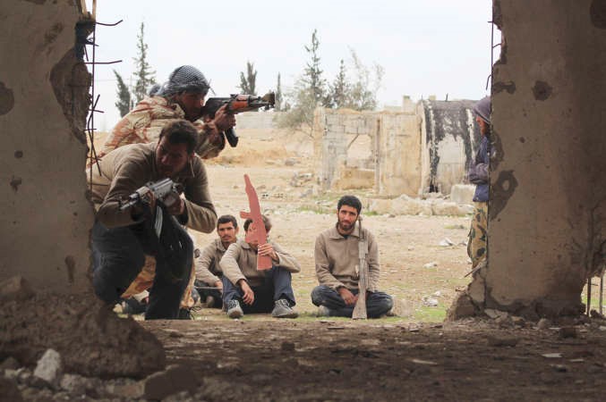 متطوعون جدد في الجيش السوري الحر يخضعون للتدريبات في الغوطة الشرقيةبضواحي دمشق		رويترز