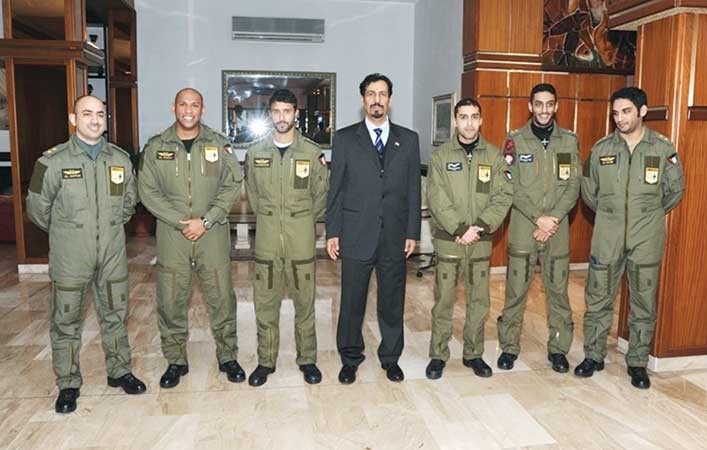 الشيخ علي الخالد خلال لقائه الضباط الكويتيين الملتحقين بمدرسة الطيران المتقدم في ايطاليا﻿