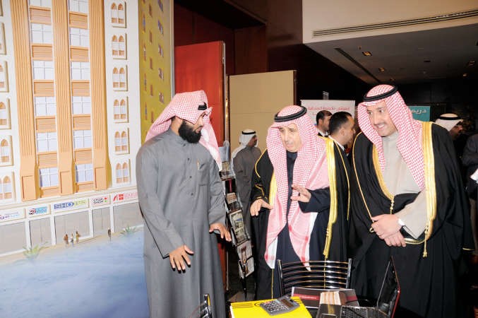 المالك والخالدي يطلعان على مشاريع احدى الشركات المشاركة ﻿
