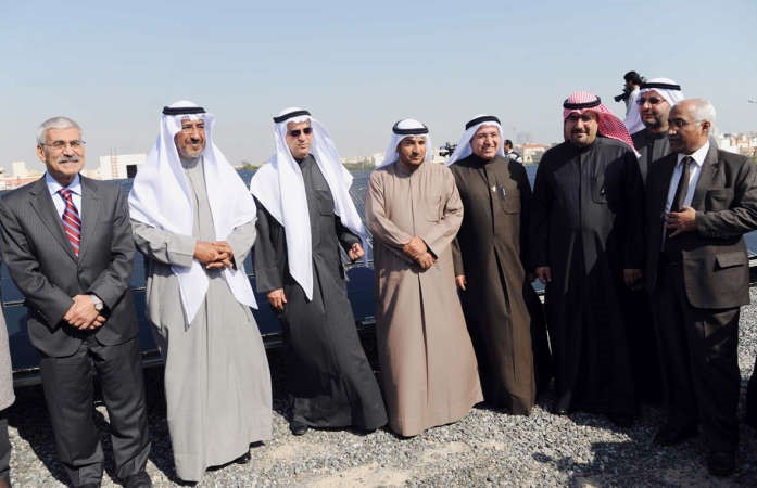 احمد المليفي ود ناجي المطيري وم محمد بوشهري ود عدنان شهاب الدين خلال تفقد المدرسة ﻿